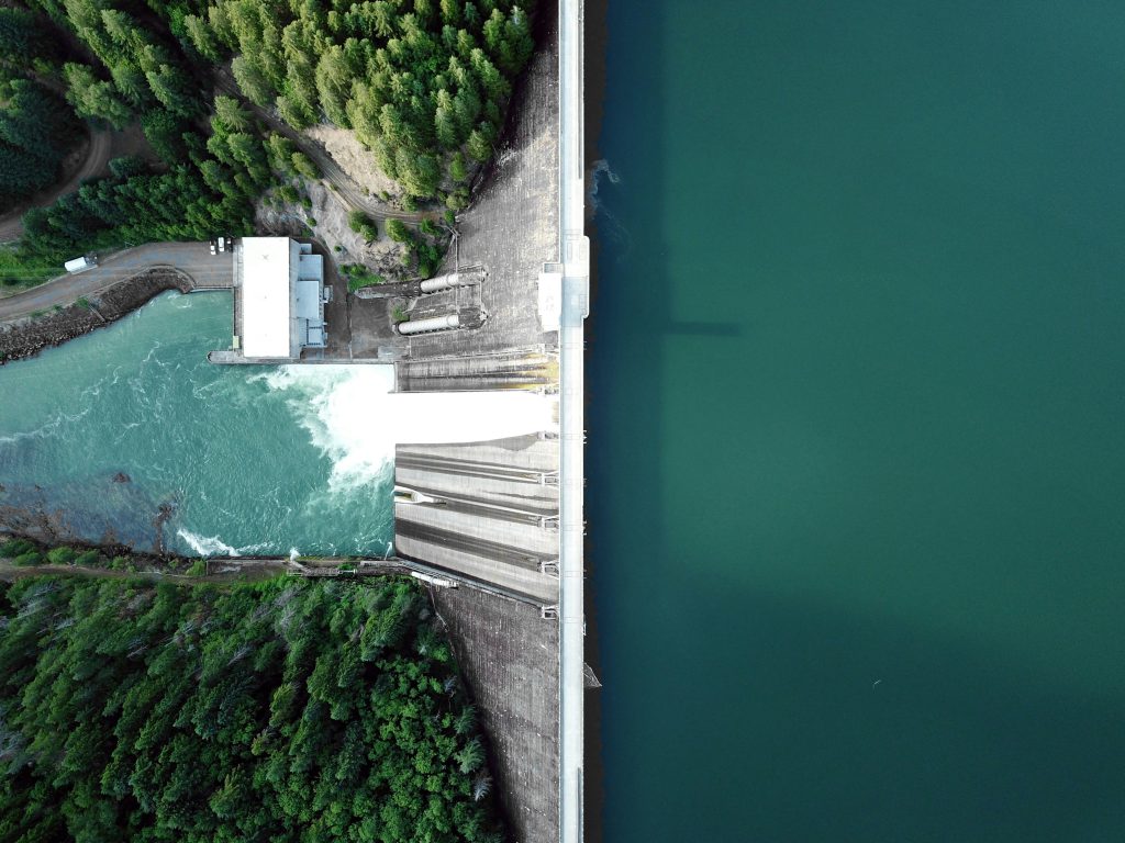 Valve Specification for Run-of-River vs Storage Hydropower Plants Aerial view of a hydroelectric dam representing run-of-river and storage hydropower plant types